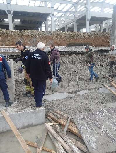 İşçiler tonlarca betonun altında kaldı! 1 ölü, 2 yaralı var 14